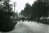 Koskentie Talonpoikaismarssin aikana 6.7.1930; vas. Rynölän talo, kuva Anna Salonen, Jämsä