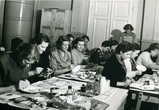 Jämsän Työväenopiston posliininmaalauskurssi v.1955 taustalla kurssin ohj. Oili Nikitin, nyk. Tamminen, kuva Anna Salonen, Jämsä