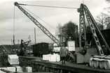  Pulp from Jämsänkoski mill being offloaded from barges in Vesijärvi harbour.
