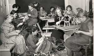 Women’s straw craft course at Rinnemaja in Jämsänkoski. Leader Aira Vanko fourth from left.