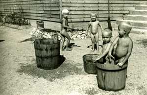 A small community grew around the Olkkola sawmill. Children from the area in the early 1960s.