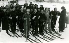 United skiing race at Jämsänkoski in 1936. Start of the women’s race. Starter Hilkka Tähtinen.