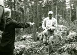United orienteering contest at Korpilahti in 1962. Olympic skiing champion Veikko Hakulinen.