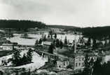   Eastern side of Jämsänkoski mill area in 1900. In the background behind Koskikeskinen is the Rekolankoski groundwood plant. Photo from Pauli Nevalainen’s collection.