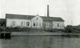   The Jämsä Co-operative Dairy, completed in1904. Steam power centre with its chimney in the middle and dairy mill at the right end.