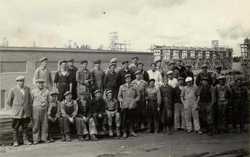 Kaipolan_rakentajia_paperivarastolla_vuonna_1953.jpg