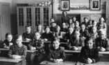   Opettaja Helli Rantala ja oppilaat Haaviston yläkoulussa 1950-luvulla