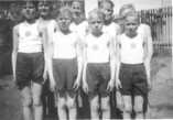   Haaviston Haukat piirijuhlilla Jyväskylässä 1950-luvun alussa. Edessä vas. Erkki Virtanen, Eino Humberg, Erkki Lampinen ja Erkki Riihinen. Takana vas. Simo Leppänen, Arvo Koiranen, Raimo Kuparinen ja Joel Rönkkö. 