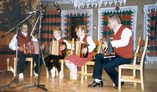   Haaviston pelimanneja Kaustisella vuonna 1984. Vas. Jaakko Laviranta, Janne Laviranta, Katja Lampinen ja Erkki Lampinen.