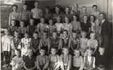 Palsinan kansakoululaisia noin 1954, opettajina Eeva ja  Simo Pynnönen
