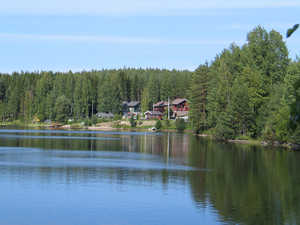 New detached houses on the shore of lake Kankarisvesi