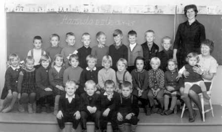 Opettaja Eira Kaasalainen ja Haaviston alakoulun viimeiset oppilaat lukuvuonna 1964 - 1965