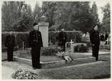 Tuntematon,  (c) Jämsänkosken VPK:n kokoelmat,  VPK pystytti vuonna 1936 muistomerkin selluloosatehtaan palon uhrien Emil Anttilan ja Viljo Kantolan muistoksi. Kuva vuodelta 1954.