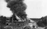 Tuntematon,  (c) Jämsänkosken VPK:n kokoelmat,  Jämsänkosken ensimmäisen paperitehtaan tiloihin rakennettu seuratalo palaa vuonna 1936 nykyisen Ilveslinnan paikalla.