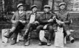 (c) Vekkulan kyläyhdistys ry,  Oikealta Richard Linqvist sekä Eino, Viljo ja Jalo Mäkelä 1930-luvulla