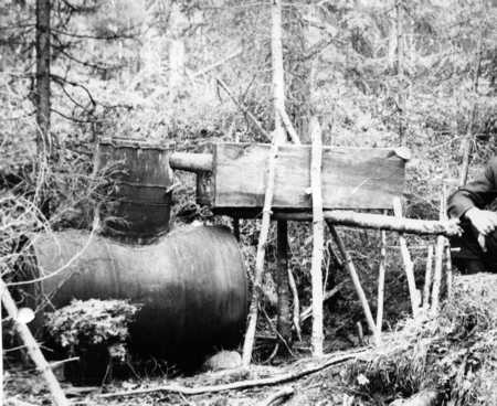 Pienteollisuuslaitos Vekkulan korvessa kesällä