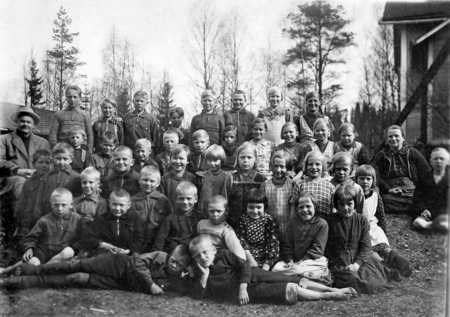 Vekkulan koululaisia 1930-luvun loppupuolella