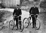  (c) Vekkulan kyläyhdistys ry,  K. V. Hongisto (oik.)  pyöräretkellä 1910-luvun lopulla