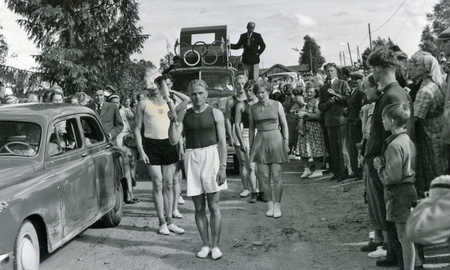1952 Helsingin olympialaisten olympiatuli kulki myös Jämsänkosken kautta. Soihtua kantaa Väinö Lahti.