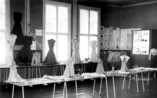 Kirsti Uusitalo,  (c) Kirsti Uusitalo,  Ammattikoulun ensimmäinen käsityönäyttely 14.6.1957 yläkoulun ruokalassa.