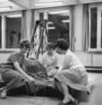 Tuntematon,  (c) Kirsti Uusitalo,  1963 näyttelyä rakentamassa Aino Lintula, Kirsti Uusitalo ja Terttu Silvonen