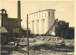 04Sellutehtaan_lastusiilot_1933.JPG