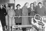 Tuntematon,  (c) Jämsän Huopatehdas Oy,  Kehruukoneen esittelyä 1957, Tauno Alho kolmas vasemmalta