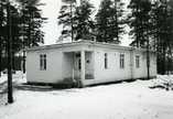 Pauli Nevalainen,  (c) Museo24, Pauli Nevalaisen kokoelma,  L__n__l___Jmsk_ent._kunnantalo_7.4.1980.JPG