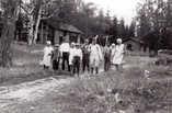 Tuntematon,  (c) Kuorevesi-Seura ry,  Lahdenkylän Mäkelän heinäväkeä 1930-luvulla