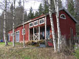 Kristiina Kokko,   Korven koulun ulkorakennus, jossa on myöhäisiä klassismin vaikutteita pylväikössä ja päädyn kaari-ikkunassa.
