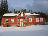 Kristiina Kokko,  (c) Kristiina Kokko,  Sirkkalan päärakennuksen kuisti on monimuotoinen ja koristeellinen.