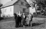  (c) Vekkulan kyläyhdistys ry,  Vasemmalta: Ilmari, Veikko ja Selma Lahtinen sekä K. V. Hongisto Sapalassa 1950-luvun lopulla